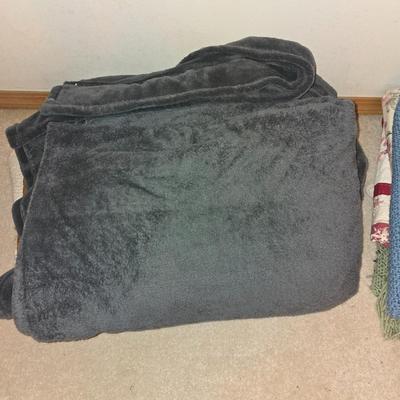 2 blankets 3 small quilts/afgans