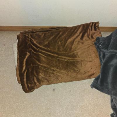 2 blankets 3 small quilts/afgans