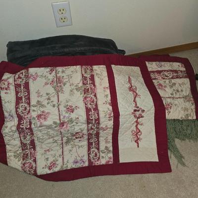2 blankets 3 small quilts/afgans