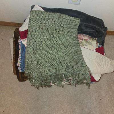 2 blankets 3 small quilts/afgans