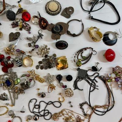 Sale Photo Thumbnail #570: Misc types of jewelry pieces.