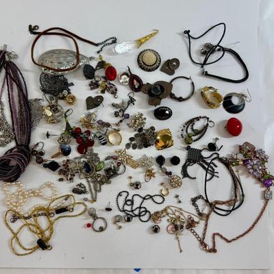 Sale Photo Thumbnail #573: Misc types of jewelry pieces.