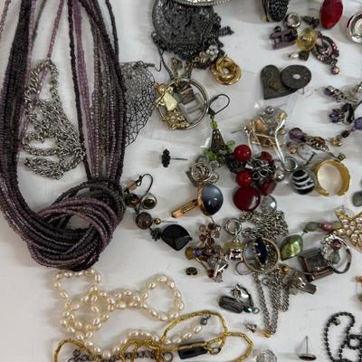 Sale Photo Thumbnail #571: Misc types of jewelry pieces.