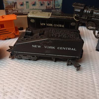 MOSTLY LIONEL NEW YORK CENTRAL MODEL TRAINS