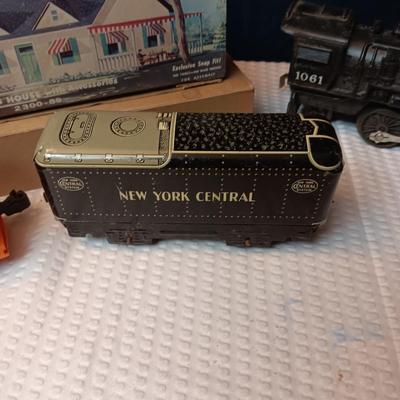 MOSTLY LIONEL NEW YORK CENTRAL MODEL TRAINS