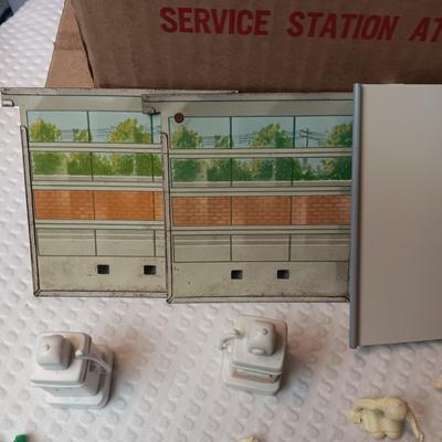 SERVICE STATION ATTENDANT TOY WITH EXTRA CHARACTERS