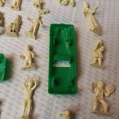 SERVICE STATION ATTENDANT TOY WITH EXTRA CHARACTERS