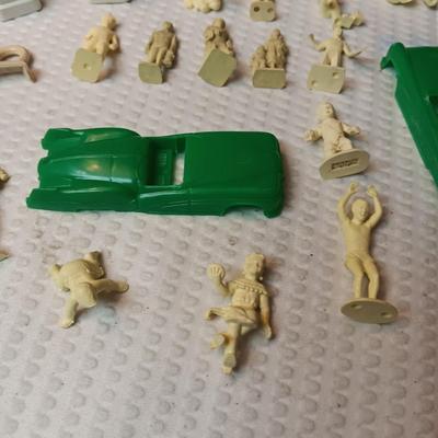 SERVICE STATION ATTENDANT TOY WITH EXTRA CHARACTERS