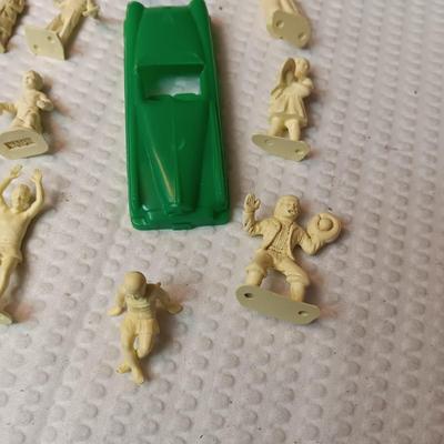 SERVICE STATION ATTENDANT TOY WITH EXTRA CHARACTERS