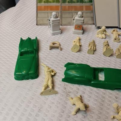 SERVICE STATION ATTENDANT TOY WITH EXTRA CHARACTERS