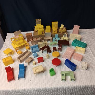 SMALLER DOLLHOUSE FURNITURE