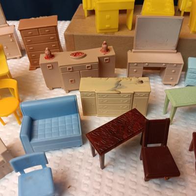 SMALLER DOLLHOUSE FURNITURE