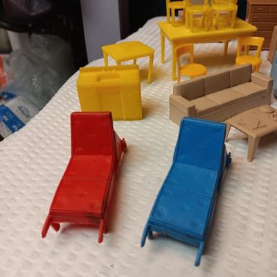 SMALLER DOLLHOUSE FURNITURE