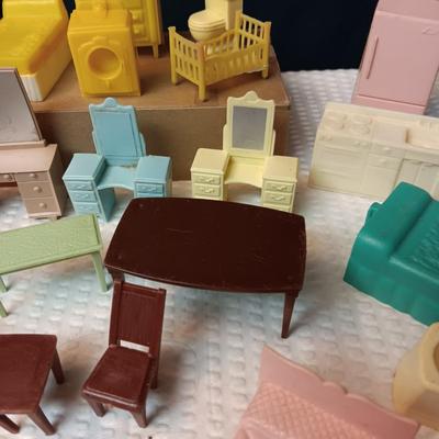 SMALLER DOLLHOUSE FURNITURE