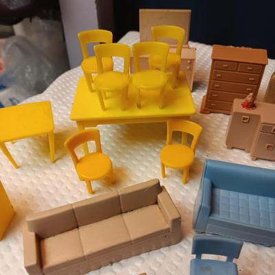 SMALLER DOLLHOUSE FURNITURE