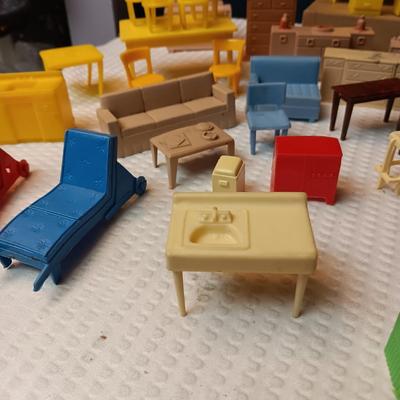 SMALLER DOLLHOUSE FURNITURE