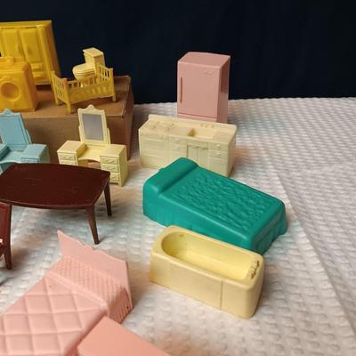 SMALLER DOLLHOUSE FURNITURE