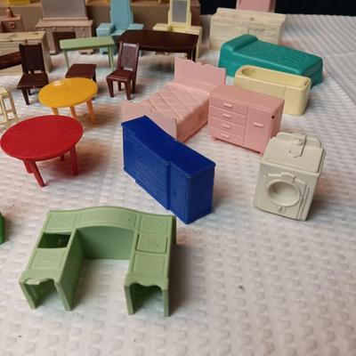 SMALLER DOLLHOUSE FURNITURE