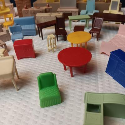 SMALLER DOLLHOUSE FURNITURE