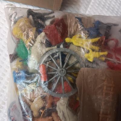 LARGE BAG FULL OF WESTERN PLAY FIGURES, HORSES AND CARRIAGE