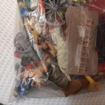 LARGE BAG FULL OF WESTERN PLAY FIGURES, HORSES AND CARRIAGE
