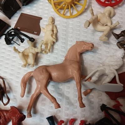 A VARIETY OF WESTERN PLAY FIGURES, CAMP SIGHT AND WAGON