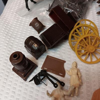 A VARIETY OF WESTERN PLAY FIGURES, CAMP SIGHT AND WAGON