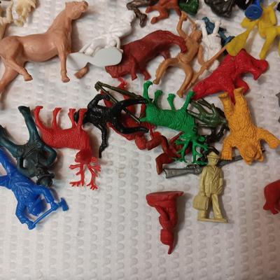 A VARIETY OF WESTERN PLAY FIGURES, CAMP SIGHT AND WAGON