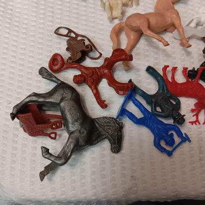 A VARIETY OF WESTERN PLAY FIGURES, CAMP SIGHT AND WAGON