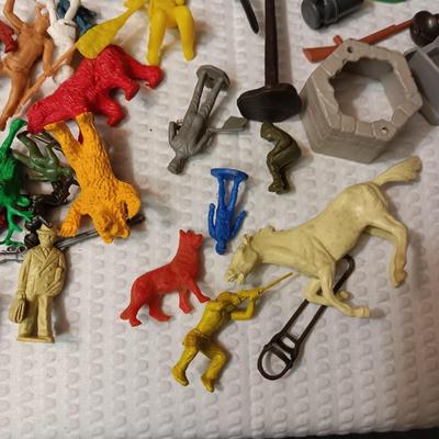 A VARIETY OF WESTERN PLAY FIGURES, CAMP SIGHT AND WAGON