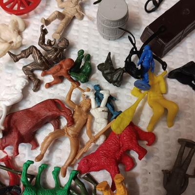 A VARIETY OF WESTERN PLAY FIGURES, CAMP SIGHT AND WAGON