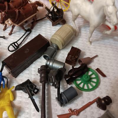 A VARIETY OF WESTERN PLAY FIGURES, CAMP SIGHT AND WAGON
