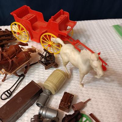 A VARIETY OF WESTERN PLAY FIGURES, CAMP SIGHT AND WAGON