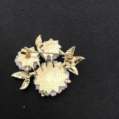 Sale Photo Thumbnail #85: Very cute gold tone spring flower brooch 
Please see attached photos