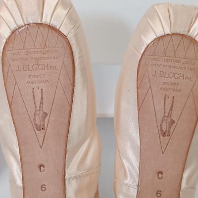 LOT 30: New J. Bloch S0132 Suprima Pointe Shoes C 6