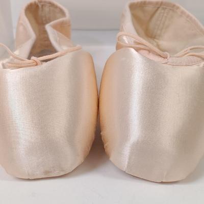 LOT 30: New J. Bloch S0132 Suprima Pointe Shoes C 6