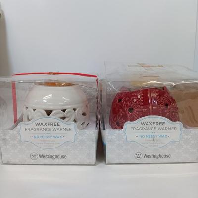 LOT 70: Collection of NIP and Vintage Home Items