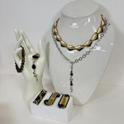 LOT 93: Vintage Jewelry: Art Deco Pins, Necklaces & Bracelets