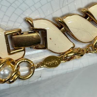 LOT 121: Collection of Necklaces