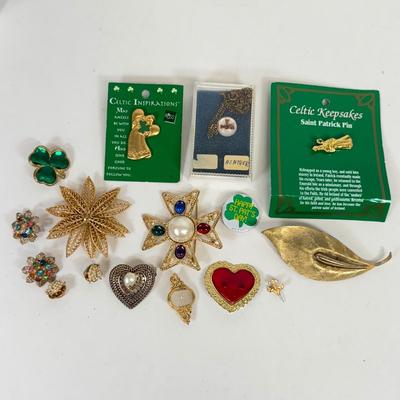 LOT 124: Collection of Pins & Brooches