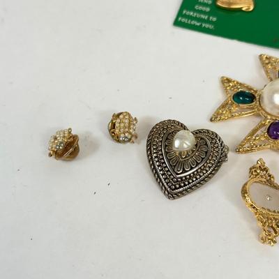 LOT 124: Collection of Pins & Brooches