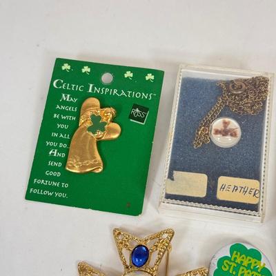 LOT 124: Collection of Pins & Brooches