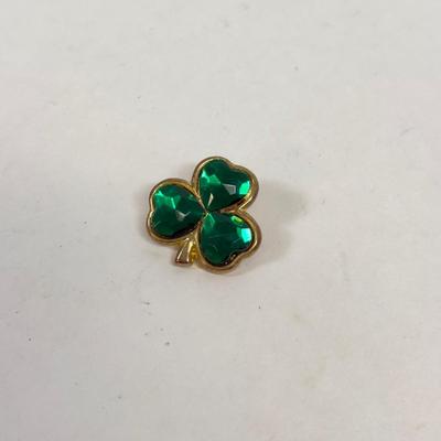 LOT 124: Collection of Pins & Brooches