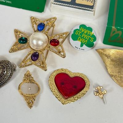LOT 124: Collection of Pins & Brooches