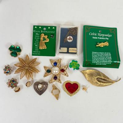 LOT 124: Collection of Pins & Brooches