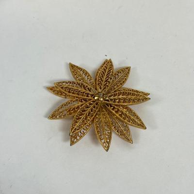 LOT 124: Collection of Pins & Brooches