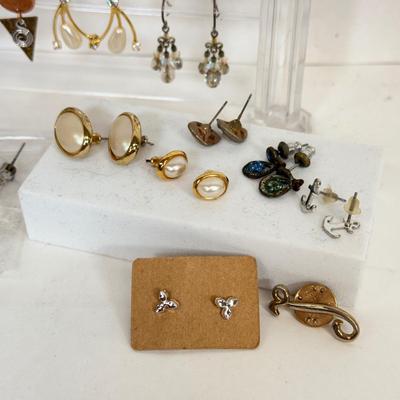LOT 134: Pierced Earring Collection