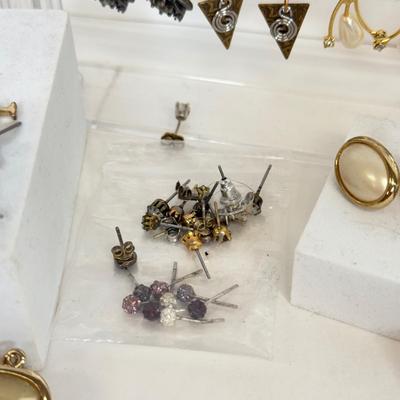 LOT 134: Pierced Earring Collection