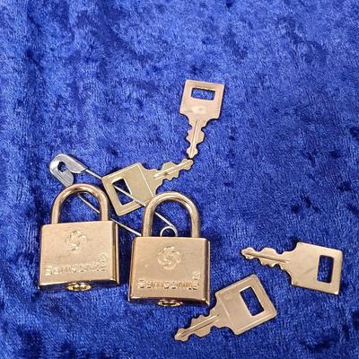 LOT 141: Vintage Keychains, Casino Coins & Travel Alarm Clocks