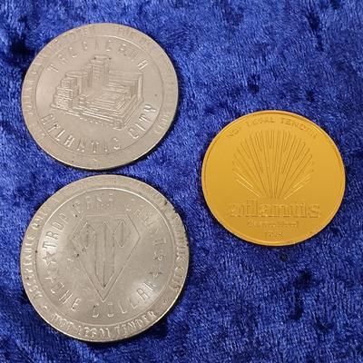 LOT 141: Vintage Keychains, Casino Coins & Travel Alarm Clocks